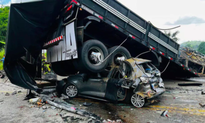 Foto difundida por el Cuerpo de Bomberos de Minas Gerais muestra un camión encima de un coche en el lugar del accidente en el estado de Minas Gerais, Brasil, el 21 de diciembre de 2024. Un accidente entre un coche, un camión y un autobús, mató a 22 personas en la carretera BR-116, según un comunicado de prensa del Cuerpo de Bomberos de Minas Gerais. AFP - HANDOUT