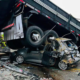 Foto difundida por el Cuerpo de Bomberos de Minas Gerais muestra un camión encima de un coche en el lugar del accidente en el estado de Minas Gerais, Brasil, el 21 de diciembre de 2024. Un accidente entre un coche, un camión y un autobús, mató a 22 personas en la carretera BR-116, según un comunicado de prensa del Cuerpo de Bomberos de Minas Gerais. AFP - HANDOUT