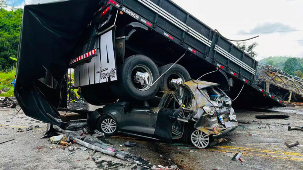 Foto difundida por el Cuerpo de Bomberos de Minas Gerais muestra un camión encima de un coche en el lugar del accidente en el estado de Minas Gerais, Brasil, el 21 de diciembre de 2024. Un accidente entre un coche, un camión y un autobús, mató a 22 personas en la carretera BR-116, según un comunicado de prensa del Cuerpo de Bomberos de Minas Gerais. AFP - HANDOUT