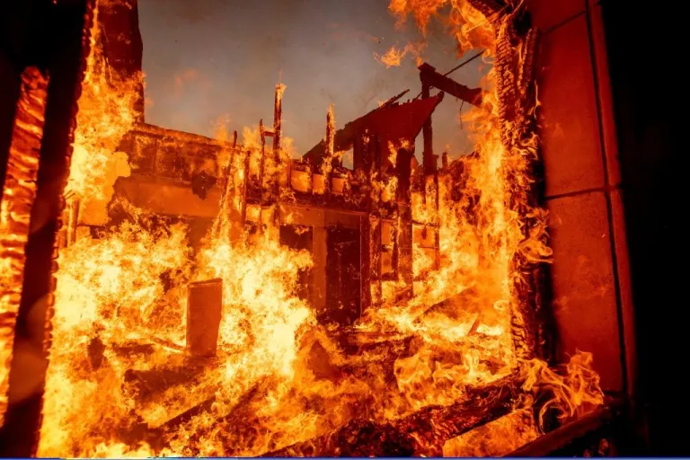 Dos muertos en uno de los incendios que devasta a Los Ángeles 26 Al menos dos civiles murieron en uno de los cuatro incendios que asola Los Ángeles y que avanzan sin control, impulsados por una tormenta de viento de hasta 160 kilómetros por hora, informaron este miércoles las autoridades locales. Ads by “Lamentablemente, tenemos dos muertes de civiles reportadas por causas desconocidas en este momento y tenemos una cantidad significativa de heridos” a causa del incendio de Eaton, informó en una rueda de prensa el jefe de bomberos del condado de Los Ángeles, Anthony Marrone. ¡Únete al club ahora! Suscríbete al boletín más importante de Venezuela El incendio de Eaton se desató anoche en el norte del condado de Los Ángeles y afecta con especial virulencia a la ciudad de Pasadena. En cuestión de horas ha quemado más de 809 hectáreas (2.000 acres) y destruido cientos de viviendas, agregó. Más de 30.000 personas están bajo órdenes de evacuación por este incendio, que avanza sin cesar mientras miles de estructuras se encuentran en riesgo por el avance de las llamas. En cuanto al incendio de Palisades, que sigue avanzando sin control y es el foco activo más grande hasta el momento, ha destruido más de un millar de estructuras y sigue creciendo, indicó Marrone. Los incendios devastadores están “llevando la capacidad de los servicios de emergencia a sus límites máximos”, dijo por su parte la jefa de bomberos de la ciudad, Kristin Crowley. Más de 80.000 personas han tenido que ser evacuadas en las últimas 24 horas a causa de los cuatro incendios que asolan la ciudad y que han arrasado con más de 2.024 hectáreas (5.000 acres) en menos de 24 horas. Un cuarto incendio decretado esta mañana ha cubierto de negro el cielo de la metrópolis, que ha vivido su peor noche en décadas, mientras los equipos de socorro trabajan a contrarreloj para contener el avance de las llamas en medio de una tormenta de viento de hasta 160 kilómetros por hora. El incendio, denominado Woodley, ha arrasado aproximadamente 31 hectáreas (75 acres) impulsado por los fuertes vientos y su ubicación, entre el gran incendio de Palisades y otro incendio en Hurst, agrava la situación de emergencia en la ciudad, según el Departamento de Protección contra Incendios de California, conocido como Cal Fire. EFE