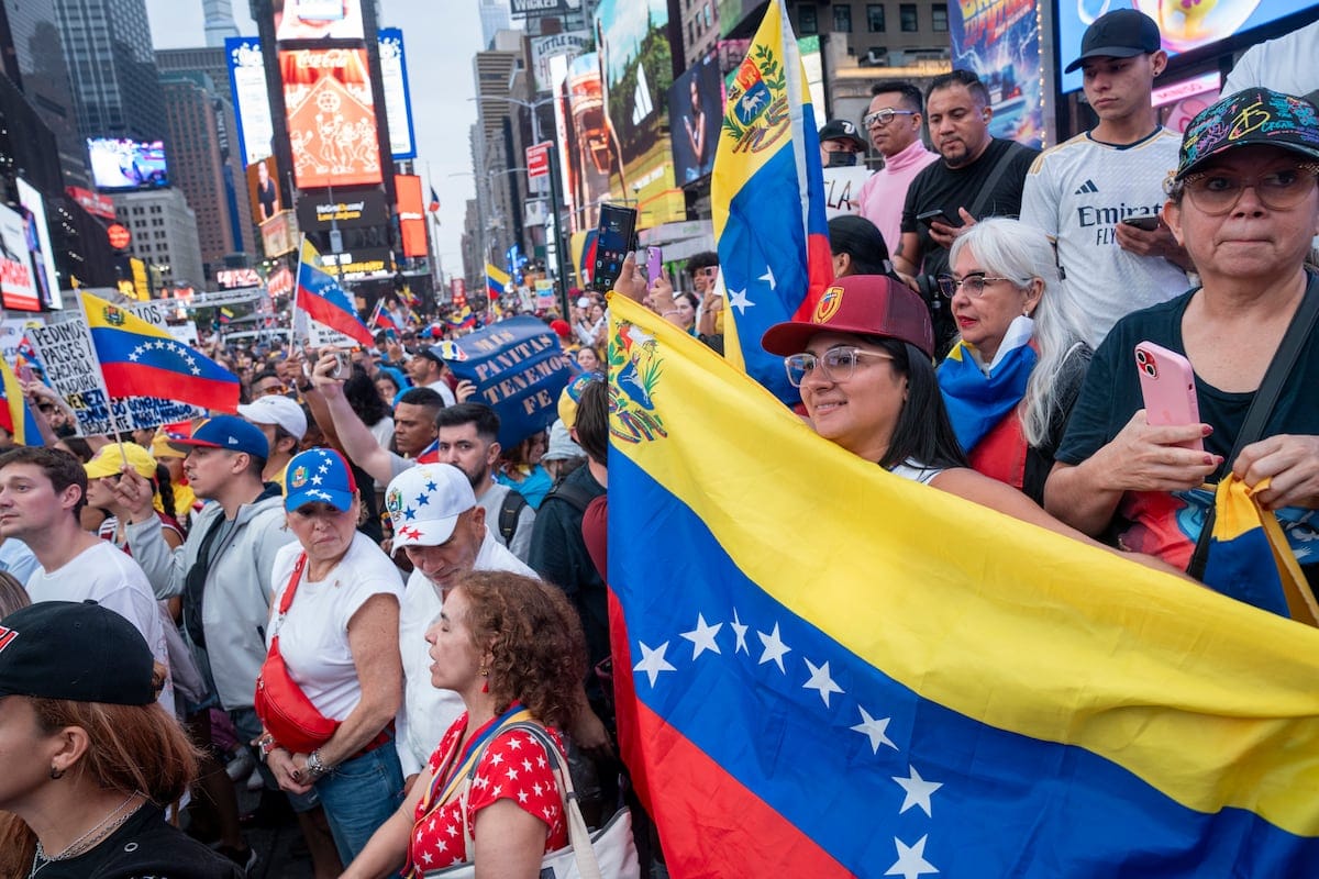 Un juez federal bloquea la orden de Trump de quitar el TPS para 350 mil venezolanos en Estados Unidos 26