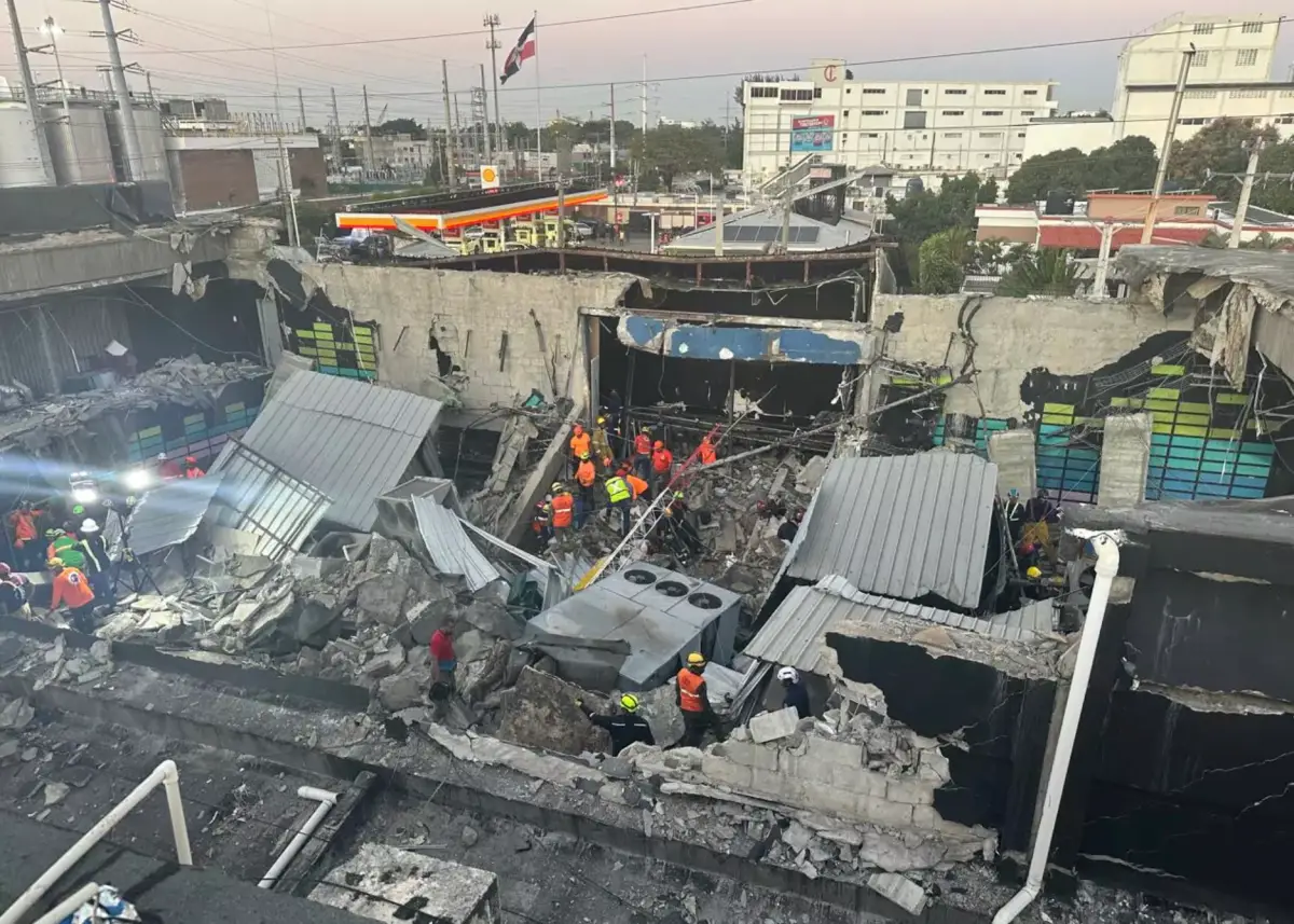 Socorristas dominicanos concluyen labores de rescate en discoteca colapsada en Santo Domingo 26
