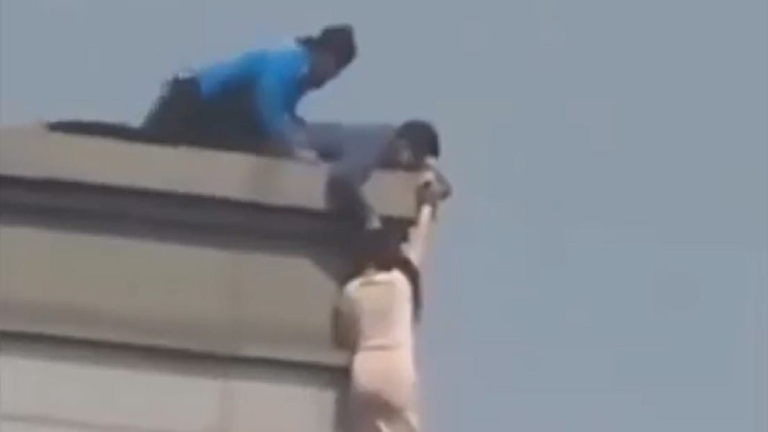 Un policía evita un suicidio en Seúl al sujetar del cabello a una mujer que intentaba lanzarse desde un edificio 26