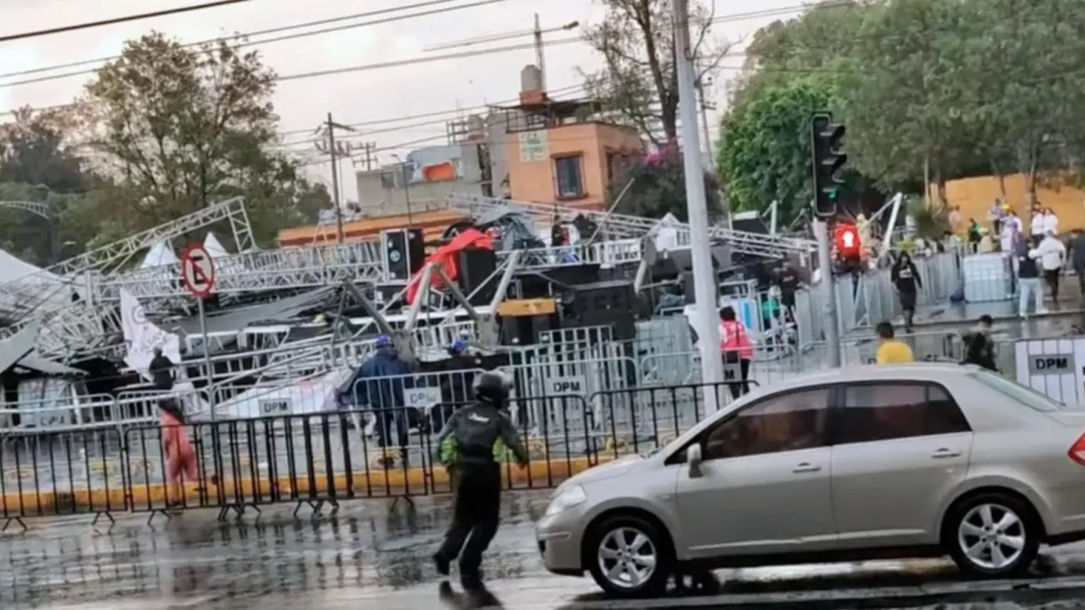 Siete heridos por colapso de estructura en concierto al aire libre en Ciudad de México 26